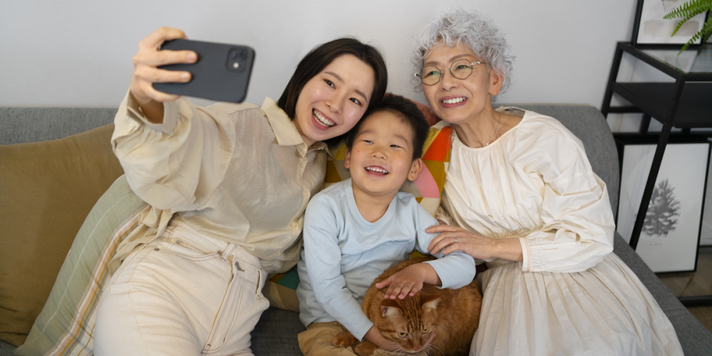 front-view-happy-japanese-family-with-cat